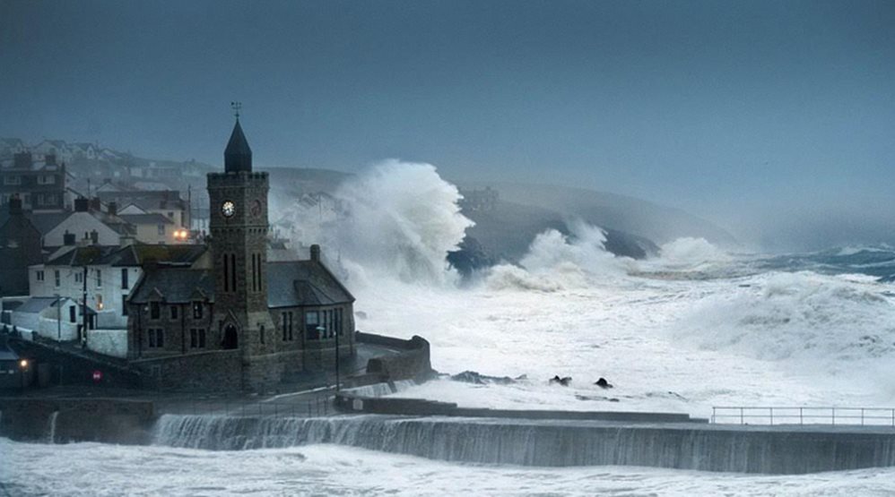 Το πέρασμα της καταιγίδας Φράνκ από τη Βρετανία ήταν σαρωτικό – Μεγάλες καταστροφές [φωτό]